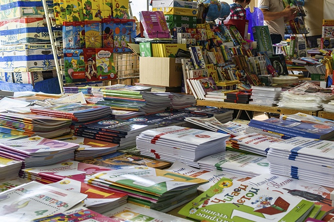 Стало известно, во сколько россиянам обойдется сборы детей в школу