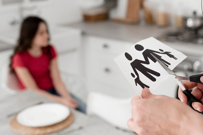 В России предложили ввести штрафы за супружескую измену и оставленных детей