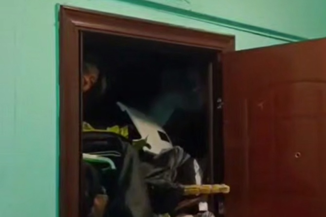 В Москве мигрантка устроила свалку в квартире и терроризирует соседей