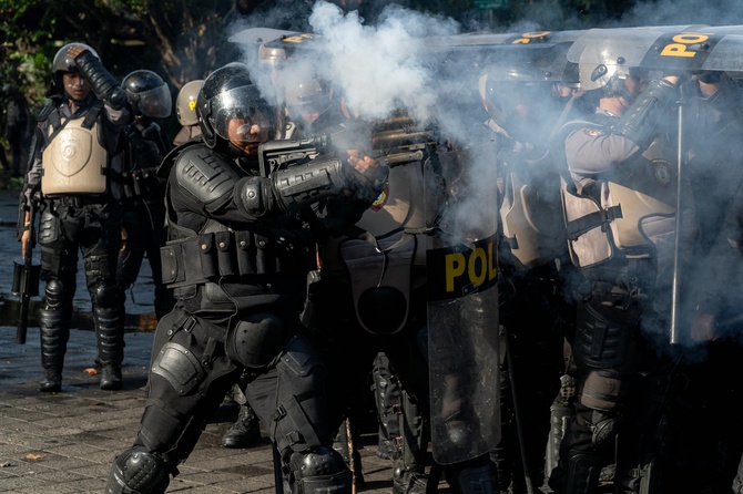 Сожженные остановки и разграбленные дома: Индонезию захлестнули массовые протесты