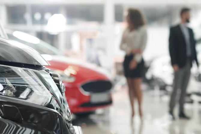 «Вовремя не перестроились»: экономист раскрыл причины массового закрытия автосалонов в России