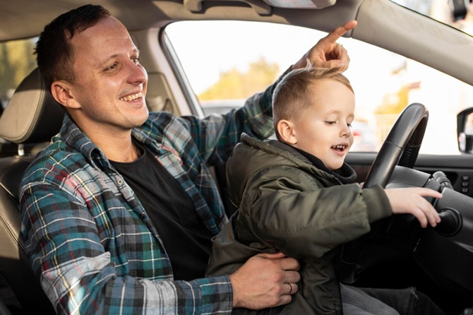 Милонов предложил лишать прав россиян, допускающих детей за руль