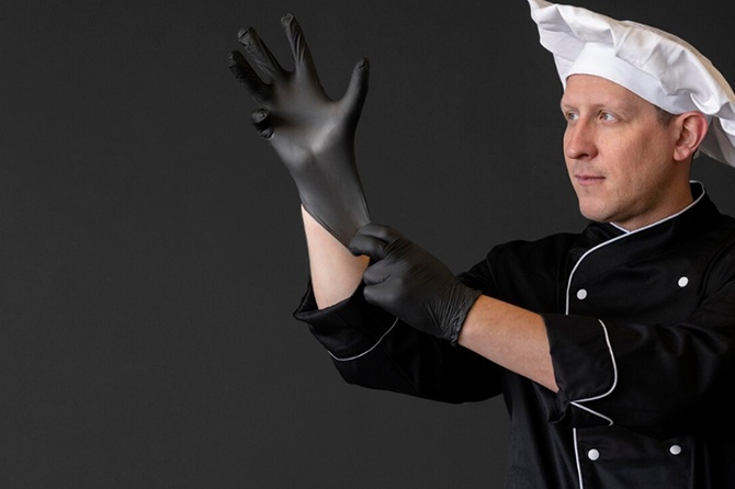 Юрист раскрыл, чем опасен вызов поваров «на час»