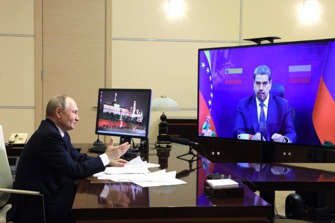 Мадуро обратился к России за военной помощью