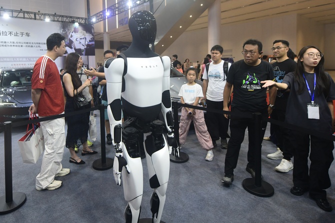 Маск заявил о создании армии человекоподобных роботов Optimus