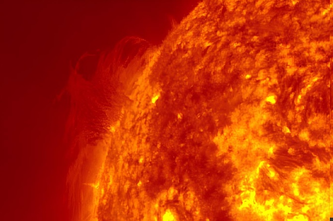 На Солнце появился протуберанец аномального размера