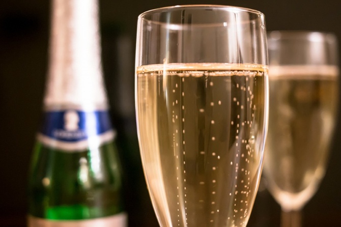 Россиянам пообещали справедливые цены на шампанское к Новому году