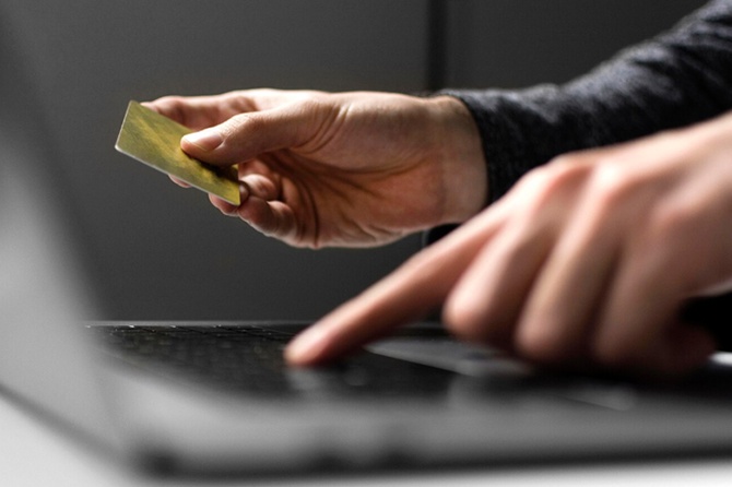 «Не готовы к таким видам преступлений»: адвокат о борьбе с мошенниками в России