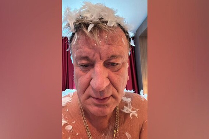 Музыкант Пенкин оспорит штраф за порванный в гостинице матрас за сотни тысяч рублей