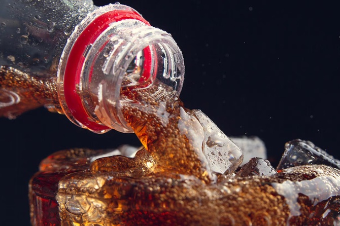 Врач прокомментировала идею запретить детям продажу газировки 