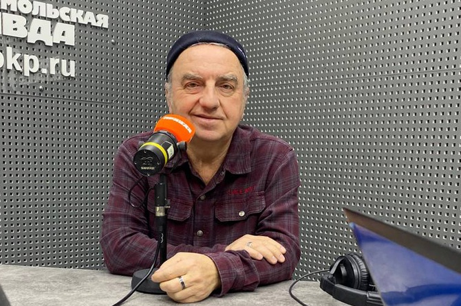 В студии Радио «Комсомольская правда» в Екатеринбурге музыкант группы «Чайф» Владимир Шахрин дал большое интервью Ивану Панкину