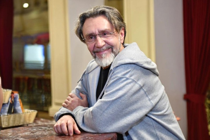 Сергей Шнуров променял матерные кричалки на добрую песенку «Учат в школе»