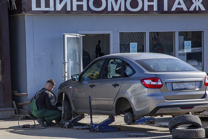 Эксперт рассказал, на что обращать внимание при смене шин автомобиля