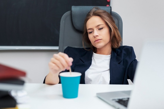 Юрист раскрыла, когда игры и «отсиживание» на работе могут обернуться увольнением