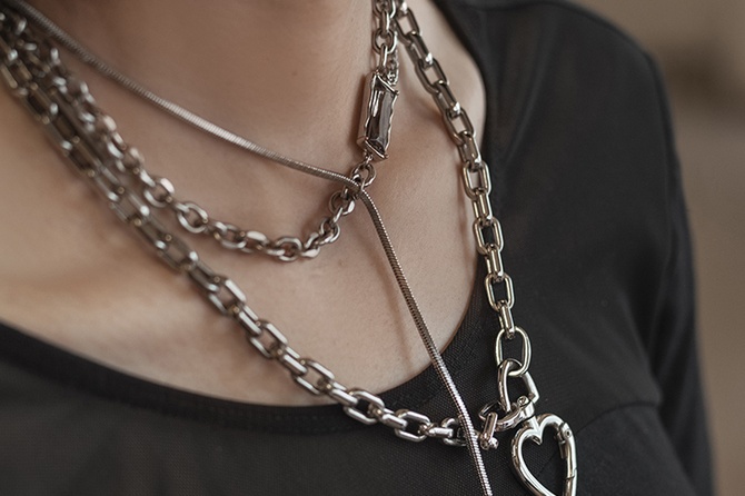 Эксперт раскрыла, почему серебро оставляет на коже следы и как с этим бороться