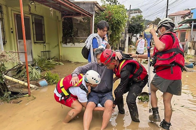 Тайфун «Калмаэги» бушует на Филиппинах: россиянин рассказал о последствиях стихии