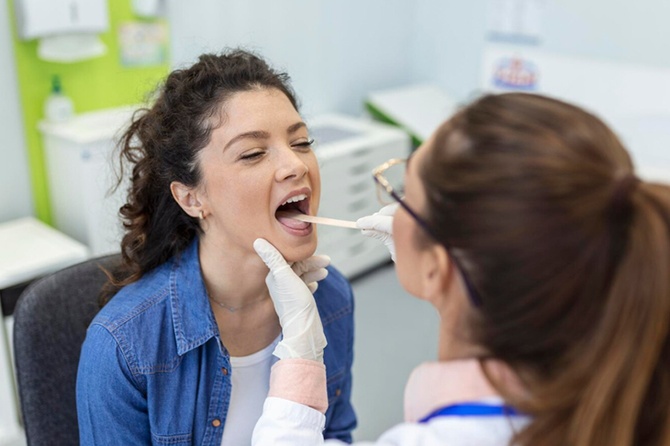 Врач назвала шесть цветов языка, которые говорят о проблемах со здоровьем