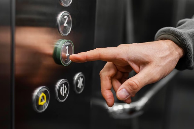 Семеро рабочих застряли в лифте на 34 этаже элитной новостройки Москвы