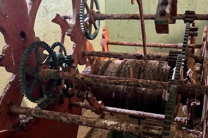 Россиянин чинит церковные часы на Ямайке, на которые смотрел создатель агента 007