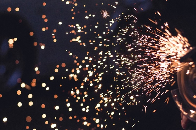 Юрист рассказал, что грозит россиянам за посиделки с шампанским на улице