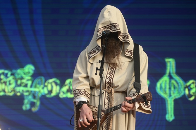 Нейромонах Феофан под Новый год поёт не про Деда Мороза, а про лешего