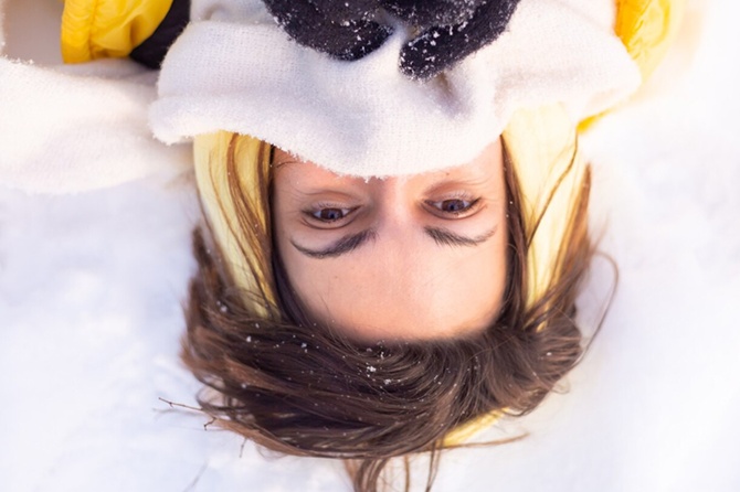 Эксперт рассказала, почему защитные крема от солнца нужно использовать и зимой