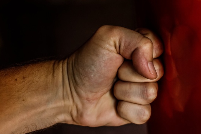 Директор Киркорова и блогер Муратович устроили драку на открытии катка в Москве — СМИ