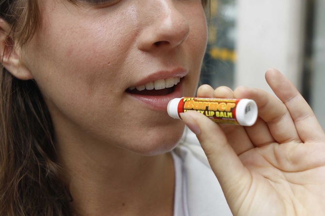 Технолог объяснила, какие гигиенические помады могут навредить губам зимой