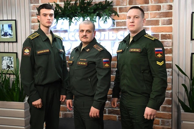 преподаватель кафедры информационного обеспечения Военного университета имени князя Александра Невского Денис Харченко, курсант 4 курса Александр Щербина и участник СВО, курсант 2 курса Дмитрий Носов