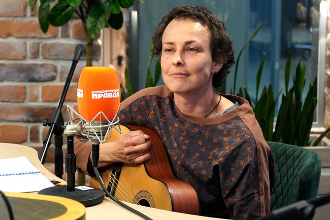 «Би-2» в песне «Мой рок-н-ролл» заменили Чичерину на Монеточку*. Осуждаем