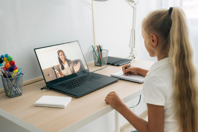 Стало известно, будут ли отменять занятия в школах Москвы из-за морозов