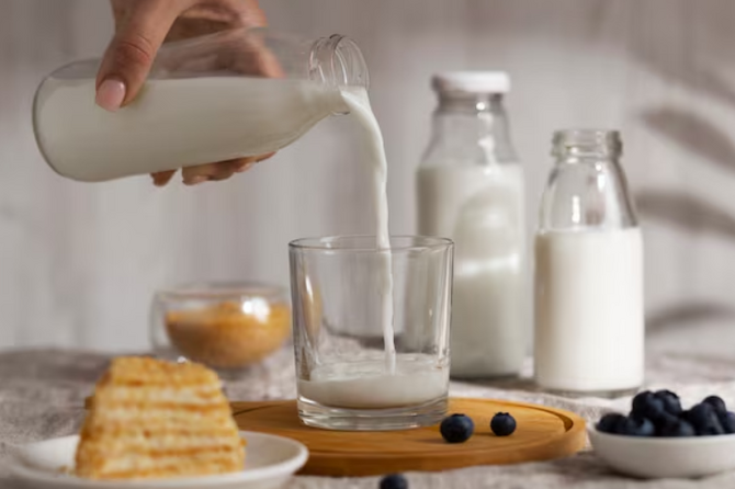 «От радости к гневу»: врач раскрыл влияние молока на эмоциональное состояние человека