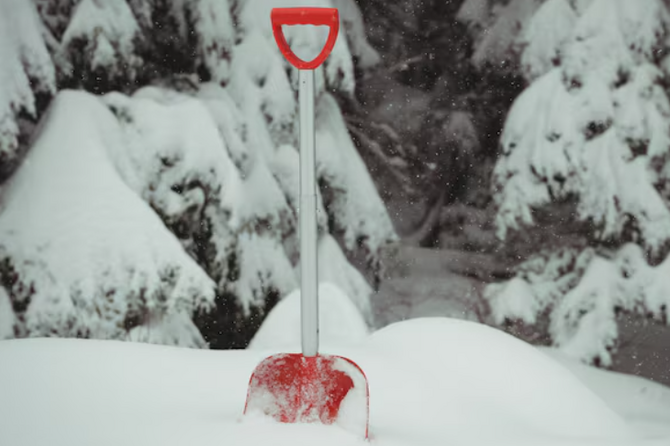 Юрист рассказал, куда жаловаться на плохую уборку снега во дворах