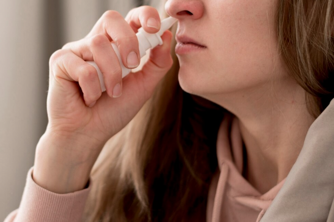 Врач назвала частые причины постоянной заложенности носа зимой