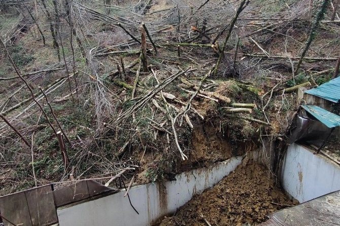 Жители Адлера попросили о помощи из-за оползня, который может обрушить дом