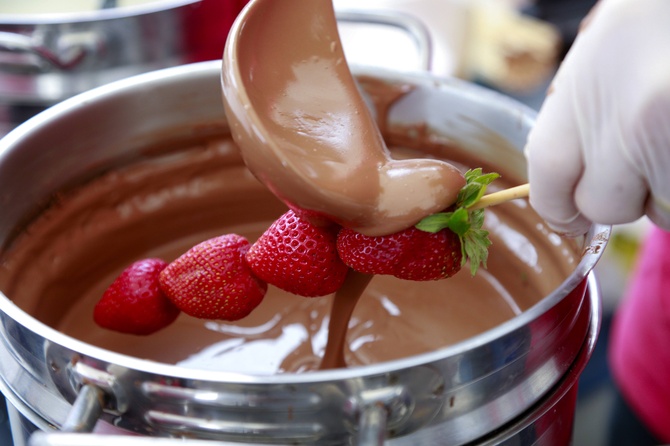 Врач предупредила любителей клубники в шоколаде о риске токсического шока и инфекций