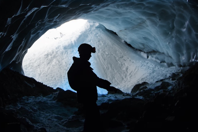 В Москве пенсионер погиб после прорыва трубы с кипятком в подъезде