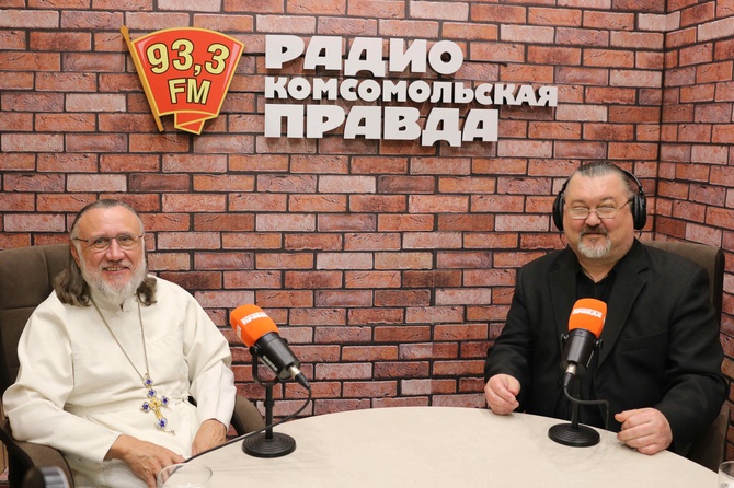 На волнах радио «Комсомольская правда» в Туле настоятель храма из села Панино Киреевского района отец Сергий