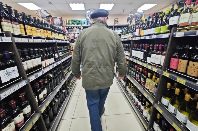 «Травятся и умирают наши люди»: эксперт оценил ужесточение с 1 марта правил торговли алкоголем