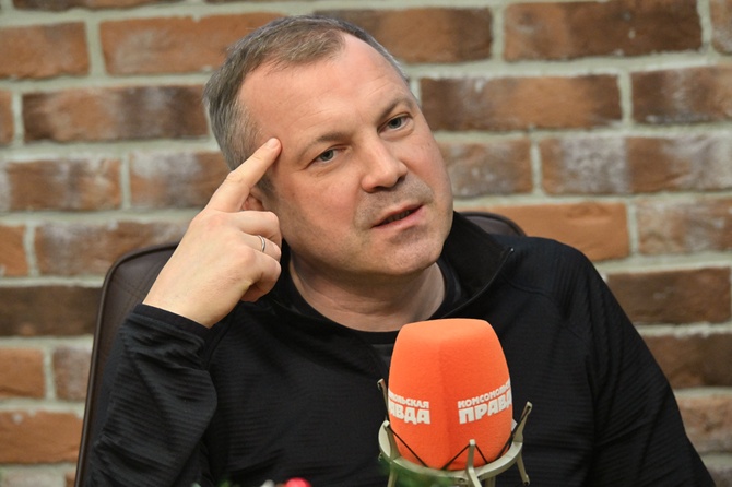 Евгений Попов: Зеленский ведёт себя так нагло, потому что понимает, что ему ничего не угрожает