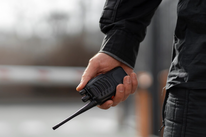 В России могут ограничить возрастной предел работы охранником в школах