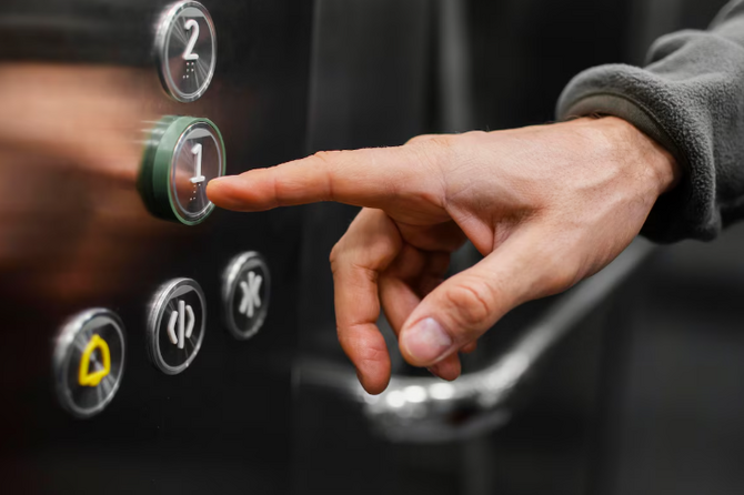 Рухнувший с человеком лифт в Подмосковье ломался постоянно, заявили жильцы