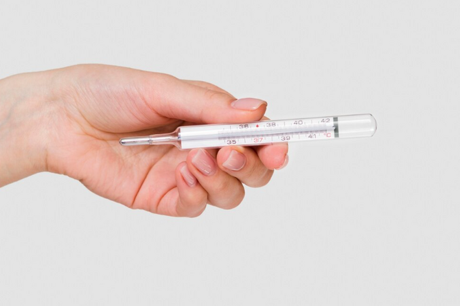 Спасатель рассказал, что делать с разбитым ртутным градусником