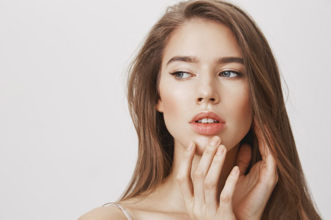 Врач назвала две неочевидные причины сухости губ