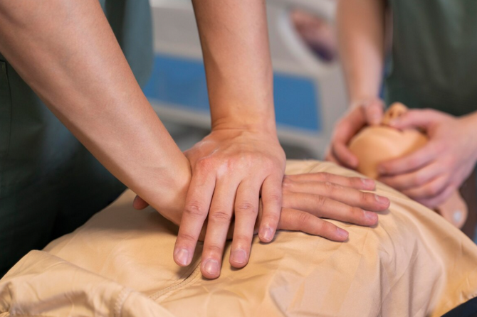 Меньше трети россиян могут уверенно оказать первую помощь — опрос