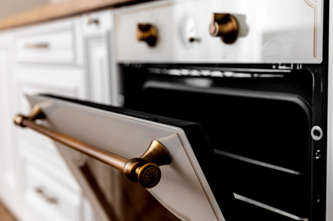 В Москве женщина и ее ребенок пострадали из-за лопнувшего стекла духовки