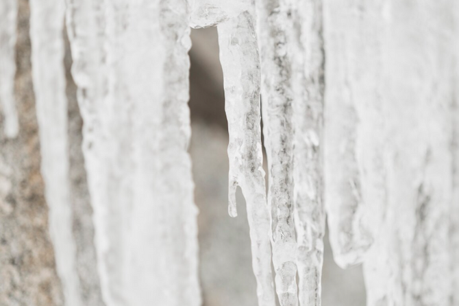 Юрист напомнил о компенсациях за травмы от падения снега с крыши