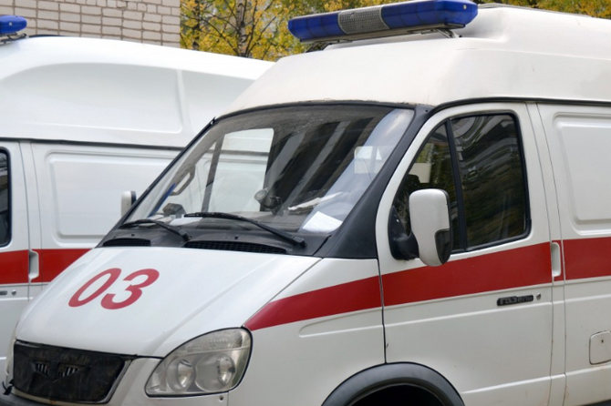 В Петербурге дворник поймал руками выпавшего из окна на 7-м этаже ребенка