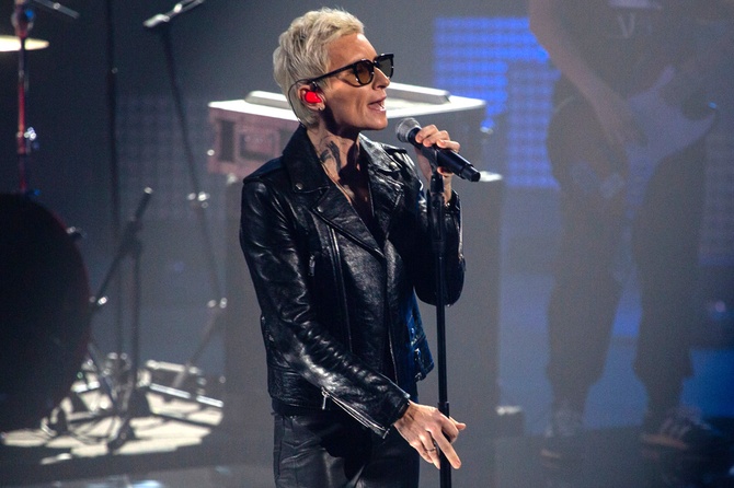 Поклонники решили, что песня Дианы Арбениной «Дайте сигнал» - про отключение в России интернета