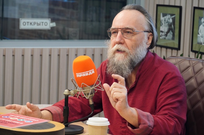 Философ, политолог, социолог Александр Дугин в студии Радио «Комсомольская правда».